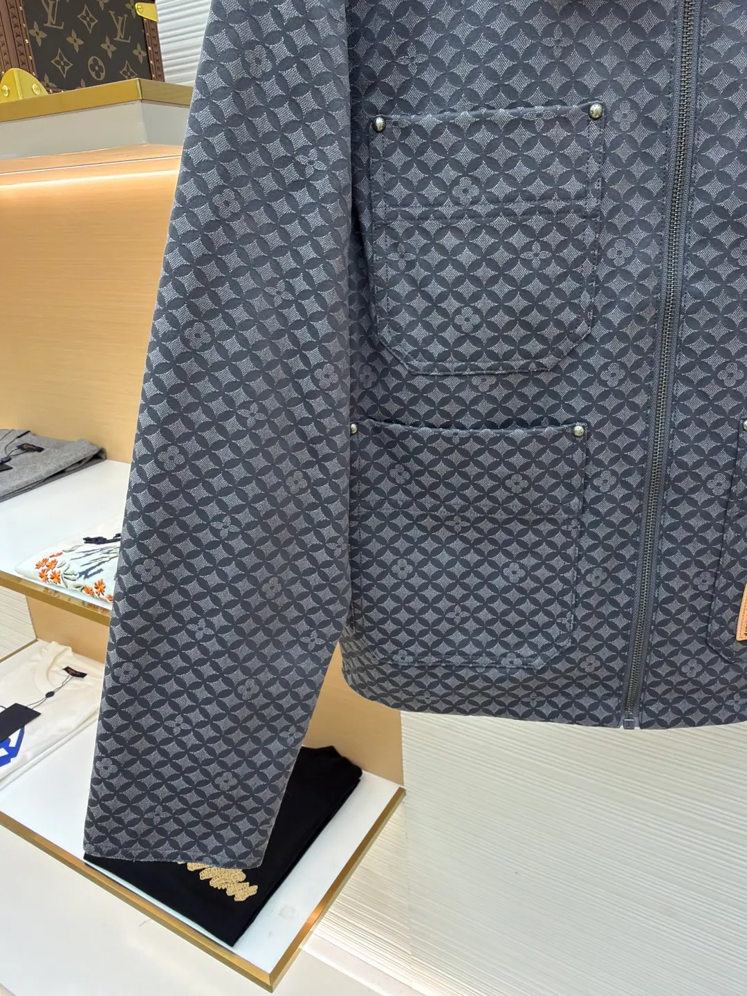 LOUIS VUITTON Nigo co-branded ribbed belted work jacket ●Original version: purchased and developed by 31009 ●Item number: 1681206-C00 ●Fabric: ribbed fabric ●Technology: jacquard production ●Color: gray ●Version: fitted version ●Weight: about 930 grams ●Size: S-M-L-XL ●Description: Based on the Dandy Monogram from the 2025 autumn and winter show Jacquard creates voluminous texture. The leather patch is the finishing touch and one of the studded patch pockets, and the quilted lining makes it a chic choice that spans all seasons. Can be paired with the same style for a casual look. The overall wiring is straight and delicate, the fabric is comfortable and soft, and the color is consistent without color difference. It can be matched with the same style to create a fashionable look and control various occasions. Customized accessories, complete with three standards, same style for men and women!